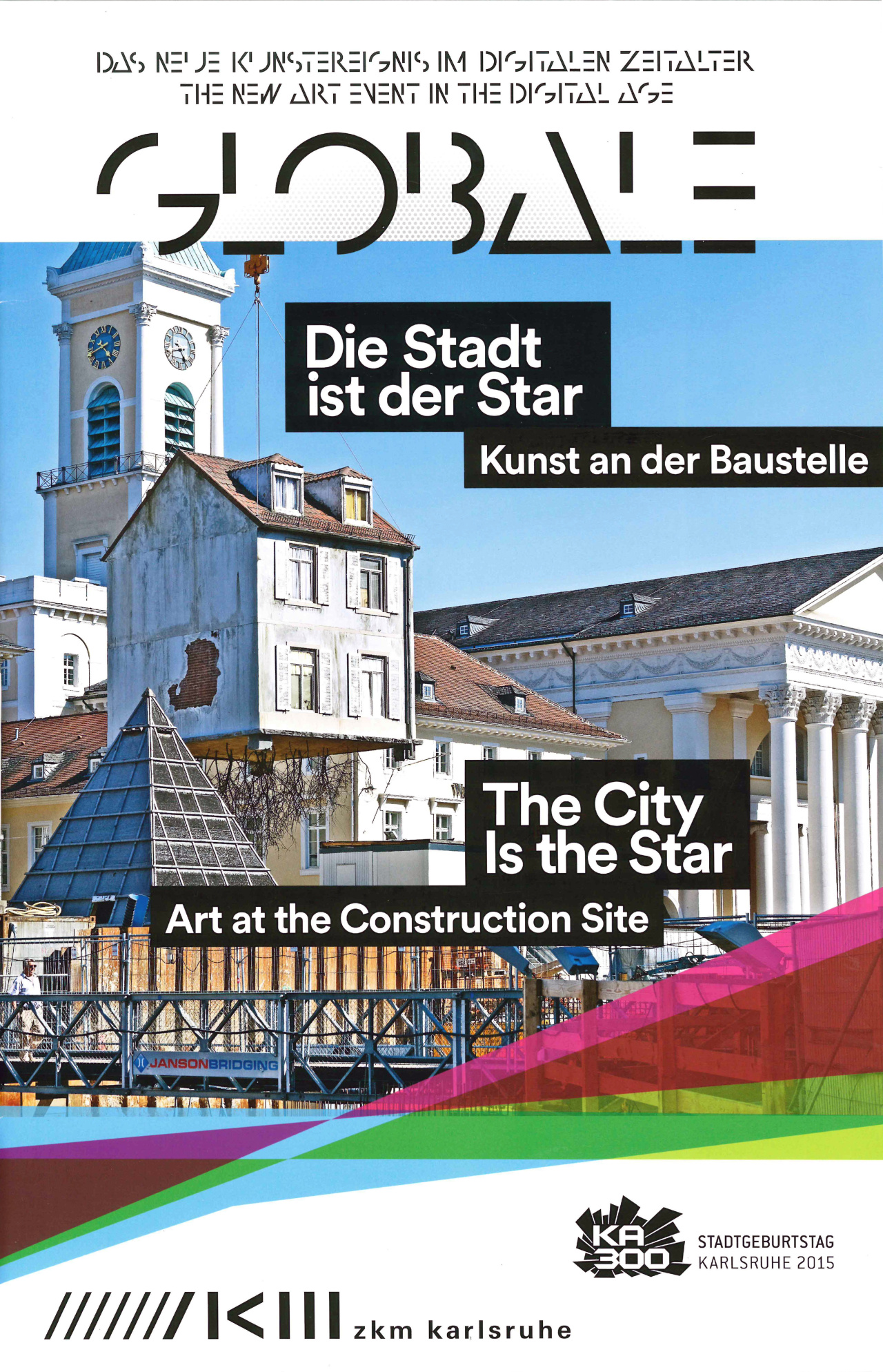 Blick auf den Marktplatz der Stadt Karlsruhe: An einem Kran hängt ein Haus, aus dessen Boden Wurzeln sprießen