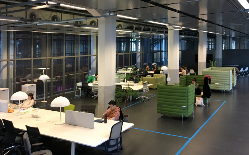 Blick in die Medialounge des ZKM: Tische, Stühle und Lesende