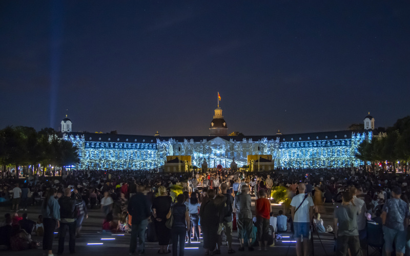 Das Foto zeigt die Arbeit »MEMORIES« projeziert auf dem Karlsruhe Schloss am Eröffnungsabend der Schlosslichtspiele Karlsruhe 2018