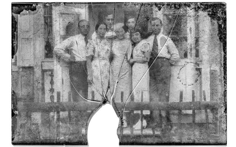 Fotografischer Abzug eines zerbrochenen Glasnegativs, das die Familie Erbesfeld zeigt. 