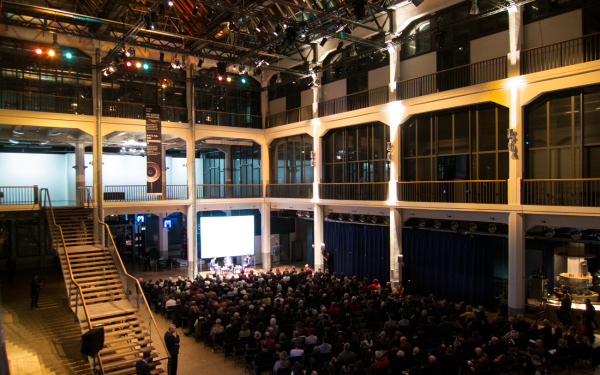 Vollbesetzte Reihenbestuhlung im ZKM_Foyer