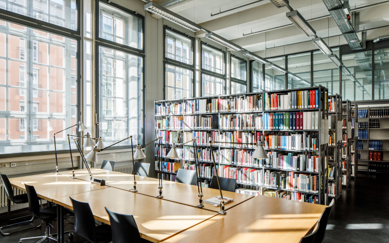 Die ZKM Bibliothek mit Schreibtischen. Im Hintergrund Bücherregale